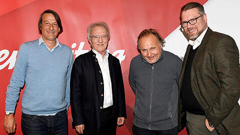 Ex-Kohl-Berater Horst Teltschik (2. v.l.) beim Redaktionsbesuch mit dem AZ-Verleger Prof. Martin Balle (2. v. r.), Politikchef Dr. Gerhard Schneider (r.) vom Straubinger Tagblatt und AZ-Politik-Vize Clemens Hagen.