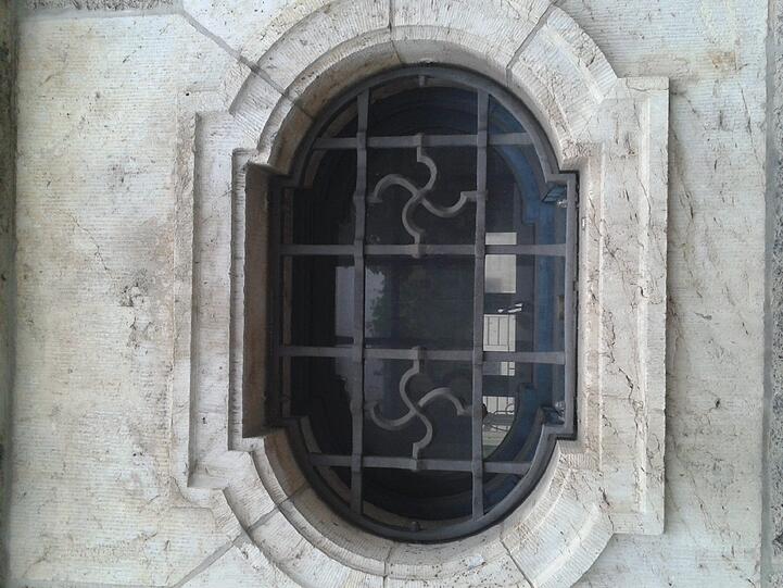 Wurde hier was vergessen? Ein Fenstergitter an der Oettingenstraße.