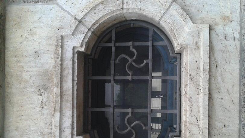Wurde hier was vergessen? Ein Fenstergitter an der Oettingenstraße. Wurde hier was vergessen? Ein Fenstergitter an der Oettingenstraße.