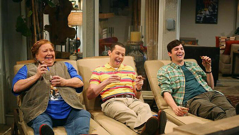 Conchata Ferrell, Jon Cryer und Ashton Kutcher (v.l.n.r.) feiern die letzte Folge