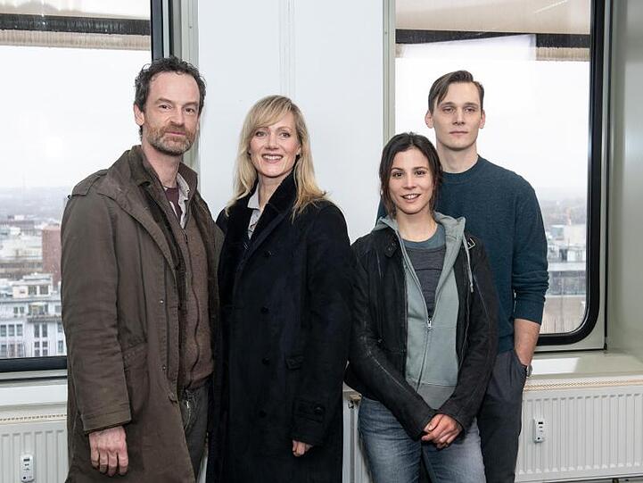Die Schauspieler Jörg Hartmann (l-r), Anna Schudt, Aylin Tezel und Rick Okon bei Dreharbeiten in Dortmund.