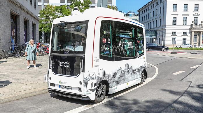 Zwei Meter breit, vier Meter lang und 18 km/h schnell - wenn keine Hindernisse wie Falschparker oder Radler in der programmierten Route herum- stehen: der autonome Test-Elektro-Minishuttle.