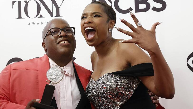 Sie hat allen Grund zum Jubeln: Jennifer Hudson mit dem Tony Award und Kollege Michael R. Jackson.