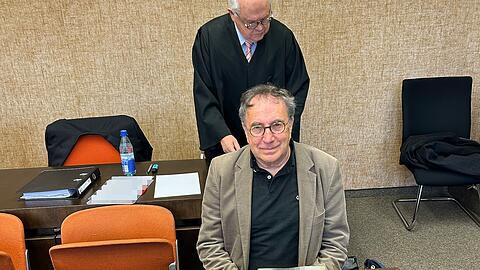 Vor der Berufungsverhandlung: Ex-Stadtrat Bernd Schreyer sitzt am Dienstag auf der Anklagebank des Münchner Landgerichts. Hinter ihm steht sein Anwalt Jerzy Montag.
