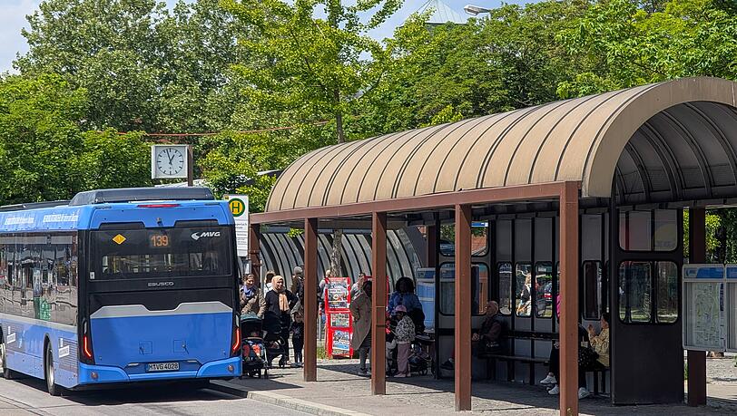 Ein Bus der Linie 139 an der Haltestelle Neuperlach Zentrum. (Archivbild)
