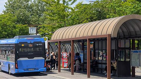 Ein Bus der Linie 139 an der Haltestelle Neuperlach Zentrum. (Archivbild) Ein Bus der Linie 139 an der Haltestelle Neuperlach Zentrum. (Archivbild)