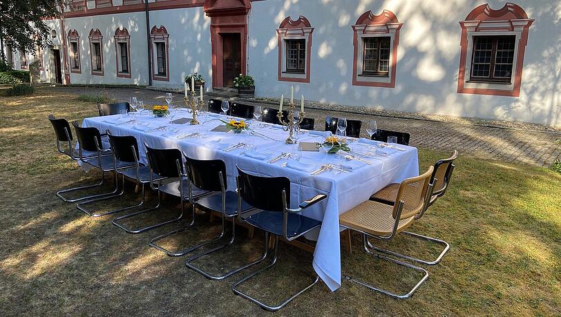 Stilvolles Ambiente im Garten von Schloss Miltach: An dieser Tafel d&uuml;rfen die G&auml;ste Platz nehmen.