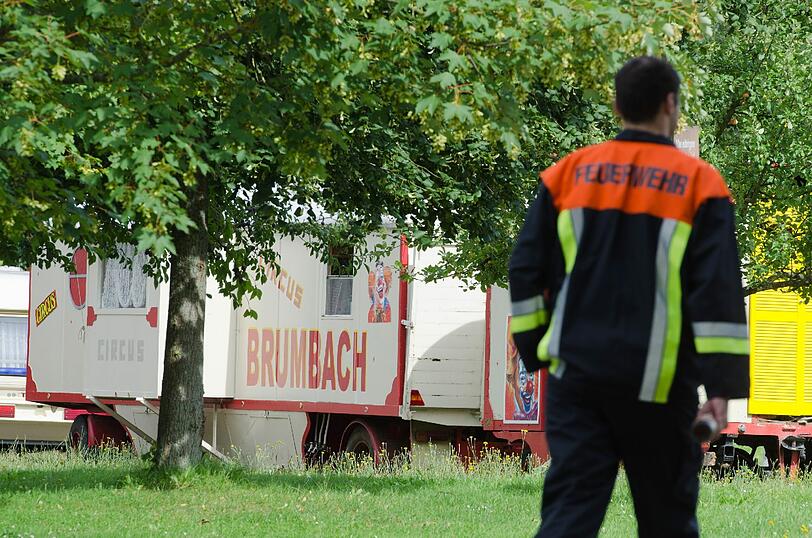 Seit Wochen besetzt der Zirkus den Festplatz in Hausen. Nun will die Gemeinde eine einstweilige Verfügung.