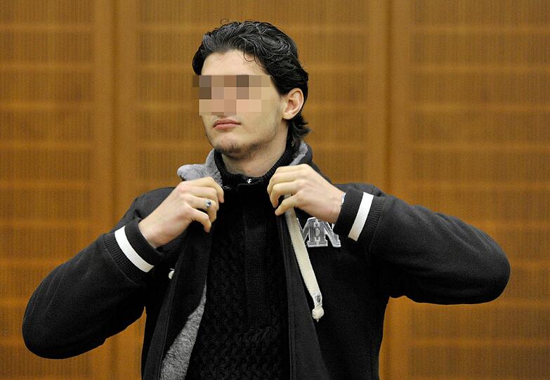 Der von islamistischer Propaganda aufgehetzte Todesschütze vom Frankfurter Flughafen soll nach dem Willen der Bundesanwaltschaft lebenslang ins Gefängnis. Die Bilder vom Prozess!