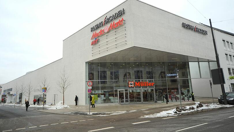 An der Parkgaragenausfahrt der Pasing Arcaden f&auml;hrt ein Pkw-Fahrer den Jungen auf seinem Rad an und ergreift dann die Flucht. (Symbolbild)