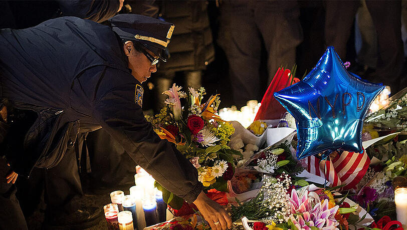 Ein Polizist legt Blumen an die Gedenkstätte. Ein Polizist legt Blumen an die Gedenkstätte.