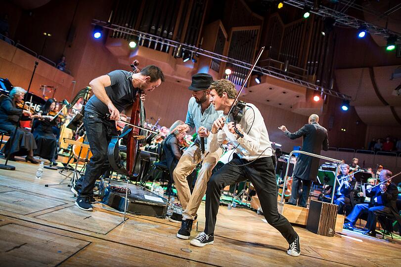 Einshoch6 mit Jakob Haas am E-Cello und die Münchner Symphoniker unter Kevin John Edusei bei ihrem Konzert im Gasteig.