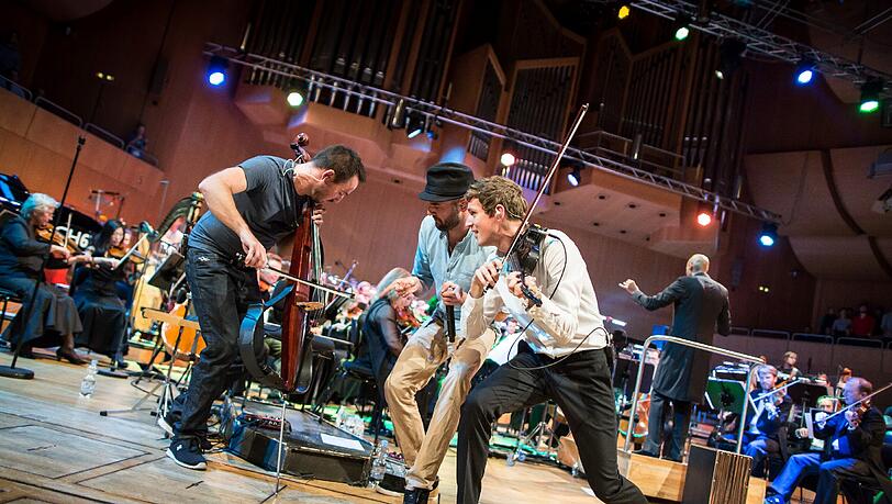 Einshoch6 mit Jakob Haas am E-Cello und die Münchner Symphoniker unter Kevin John Edusei bei ihrem Konzert im Gasteig. Einshoch6 mit Jakob Haas am E-Cello und die Münchner Symphoniker unter Kevin John Edusei bei ihrem Konzert im Gasteig.