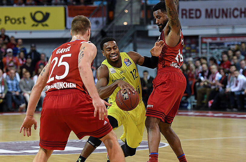 Anton Gavel (l) und Bryce Taylor (r) nehmen den Bayreuther Trey Lewis in die Mangel.