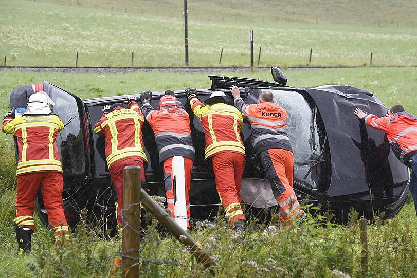 Bei Bayerischzell am Schliersee landet ein Passat kopfüber in einem stark überfluteten Bach. Der Fahrer kann in letzter Sekunde gerettet werden. Die Bilder des Unfalls.