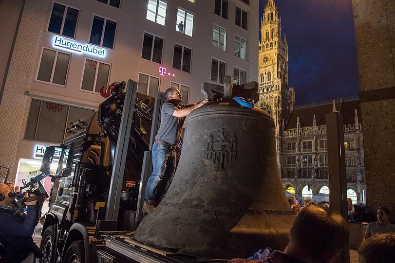 Von der Ankunft auf dem Lkw bis rauf in den Turm - verfolgen Sie den Weg der Jubiläumsglocke in Bildern.