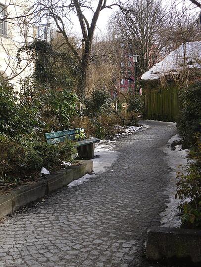 Ein idyllischer Weg. Demnächst sitzt hier garantiert häufiger jemand.