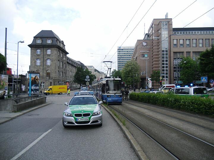Trambahn-Unfall am Hauptbahnhof: Ein etwa 50-jähriger Mann ist vor den Zug gerannt und dabei schwer verletzt worden. Die Bilder