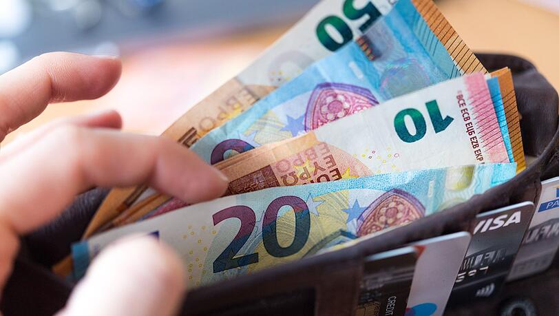 Als die Täter ihn um Hilfe baten, griff der Senior bereitwillig zum Portemonnaie. (Symbolbild) Als die Täter ihn um Hilfe baten, griff der Senior bereitwillig zum Portemonnaie. (Symbolbild)