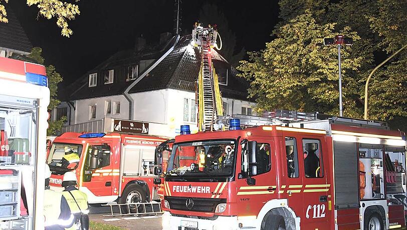 Bei dem Brand wurden drei Menschen verletzt. Bei dem Brand wurden drei Menschen verletzt.