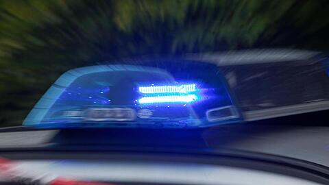 Das Blaulicht eines Polizeiautos mit Polizei-Absperrband im Vordergrund. Foto: Daniel Karmann/Archiv