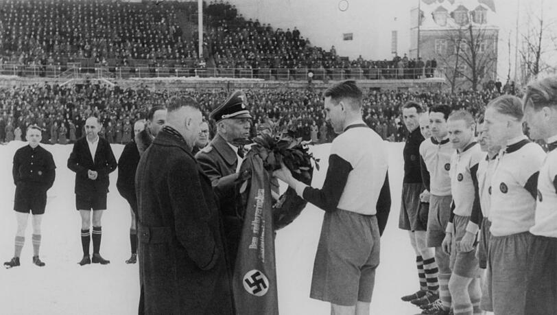 Ehrung mit Nazi-Weihen 1944 im Dantestadion. Ehrung mit Nazi-Weihen 1944 im Dantestadion.