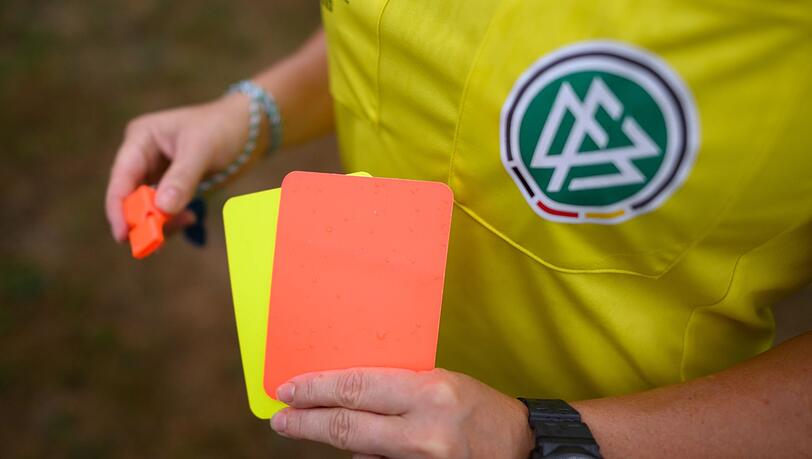 Mittelfeldspieler Starke vom TSV 1860 München wurde wegen groben Foulspiels für drei Spiele gesperrt.