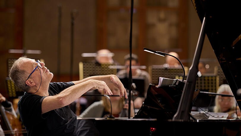 Der Pianist Alexander Lonquich bei einer Probe mit dem M&uuml;nchener Kammerorchester bei der Aufnahme von Beethovens Klavierkonzerten, die 2024 beim Label ECM erschien.