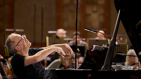 Der Pianist Alexander Lonquich bei einer Probe mit dem M&uuml;nchener Kammerorchester bei der Aufnahme von Beethovens Klavierkonzerten, die 2024 beim Label ECM erschien.