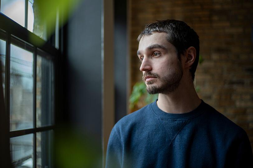Nicholas Gorki hat seinen Vater nie kennengelernt: Der Banker starb beim Anschlag auf das World Trade Center. 25 Jahre später ist sein Sohn einer von vielen, die zum Jahrestag in einer ZDF-Doku zu Wort kommen. Nicholas Gorki hat seinen Vater nie kennengelernt: Der Banker starb beim Anschlag auf das World Trade Center. 25 Jahre später ist sein Sohn einer von vielen, die zum Jahrestag in einer ZDF-Doku zu Wort kommen.
