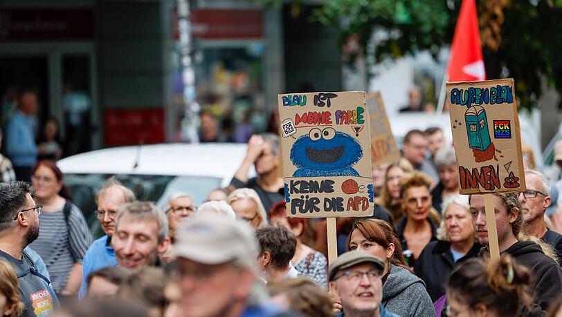 Auch das blaue Krümelmonster aus der "Sesamstraße" ist im Protestzug zu sehen. Auch das blaue Krümelmonster aus der "Sesamstraße" ist im Protestzug zu sehen.
