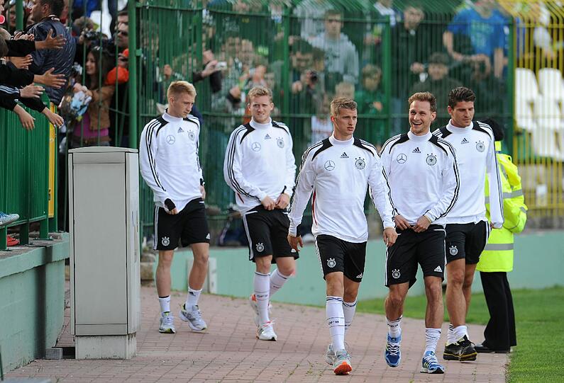 Die DFB-Elf trainiert im Lechia-Stadion und 11.000 Fans jubeln. Ein rauschender Empfang für Jogis Jungs. Die Bilder