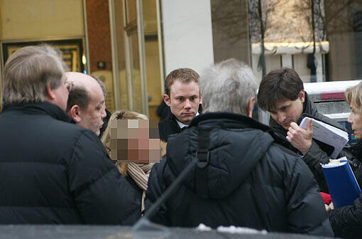 Richter, Klägerin und Anwälte stehen vor dem Haus Ottostraße 13.