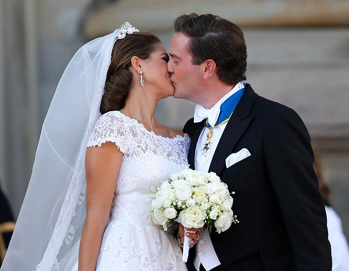 Die Braut im Spitzen-Kleid und der Bräutigam zu Tränen gerührt: Die schwedische Prinzessin Madeleine und der New Yorker Banker Chris O'Neill haben in Stockholm geheiratet. Die Bilder!