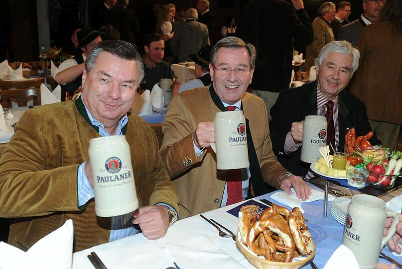 Kommentator Waldemar Hartmann (l-r), der designierte Präsident des FC Bayern München, Karl Hopfner, und der frühere Präsident von Bayern München, Fritz Scherer.