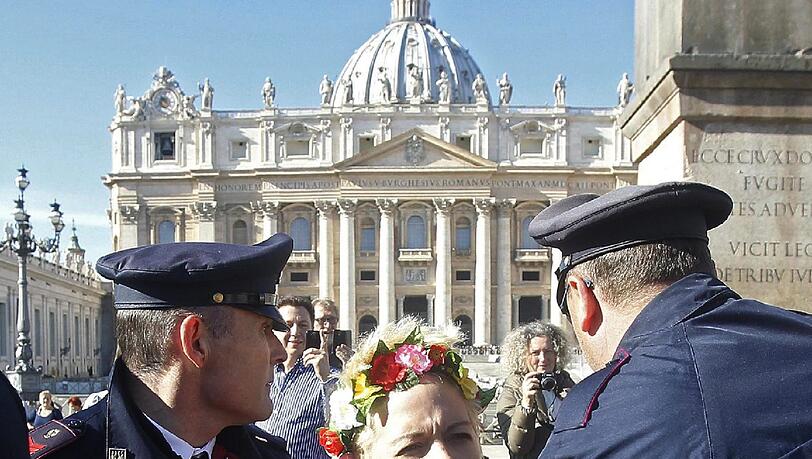 "Der Papst ist kein Politiker": Femen-Protest in Rom. "Der Papst ist kein Politiker": Femen-Protest in Rom.