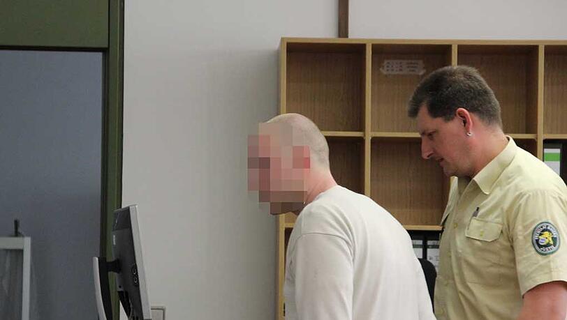 Verhandlungspause: Stefan T. (23) wird abgeführt. Verhandlungspause: Stefan T. (23) wird abgeführt.