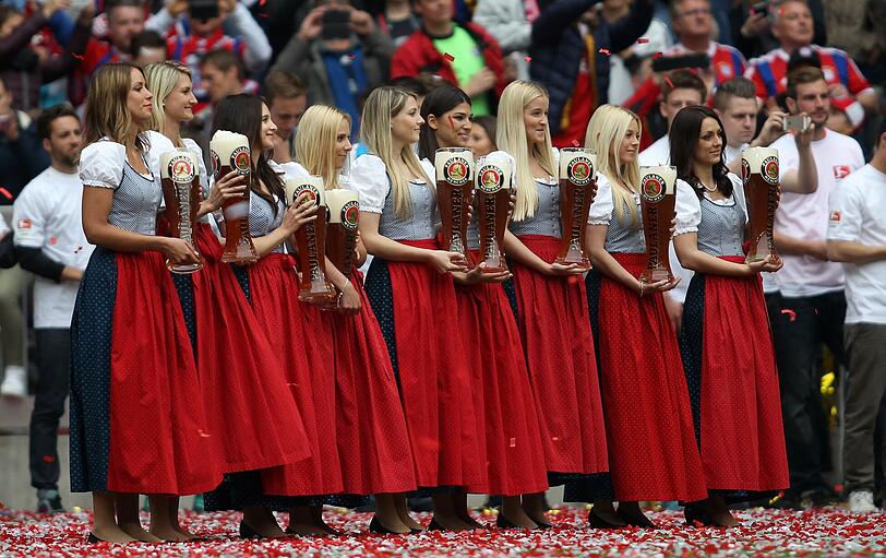 Konfetti, Bierduschen und Meisterschale: Die besten Bilder von der Bayern-Party aus der Allianz Arena!
