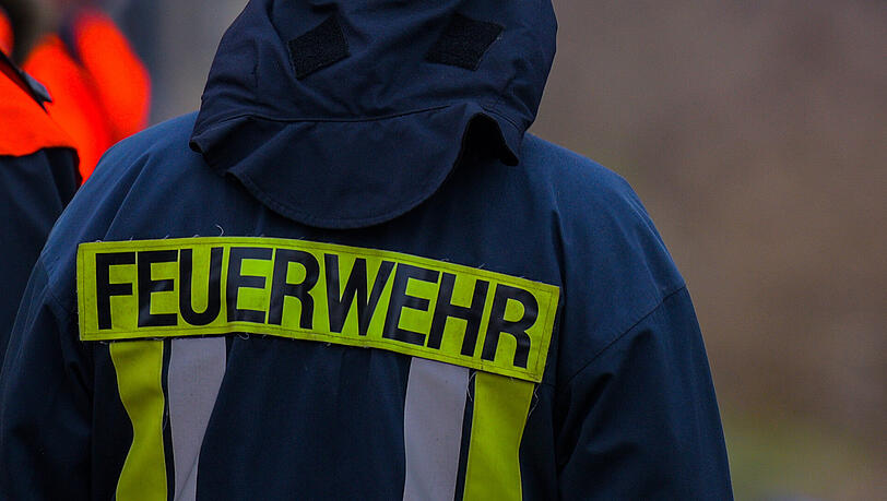 Rund 80 Feuerwehrmänner waren im Einsatz. Die Einsatzkräfte konnten ein Übergreifen der Flammen auf weitere Gebäudeteile verhindern. (Symbolbild) Rund 80 Feuerwehrmänner waren im Einsatz. Die Einsatzkräfte konnten ein Übergreifen der Flammen auf weitere Gebäudeteile verhindern. (Symbolbild)