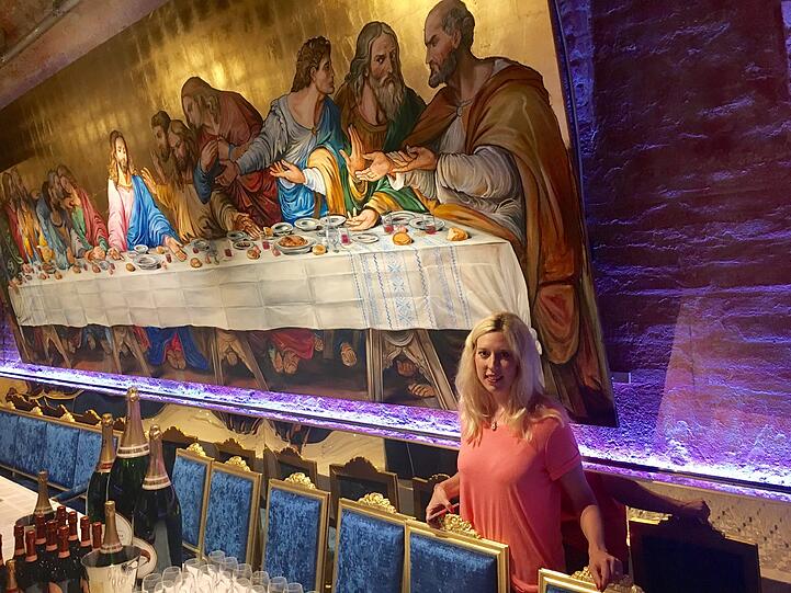 Das letzte Abendmahl? Das dekadenteste Abendmahl wird es mit Sicherheit. Zum Kobe-Rind werden Champagner und Frauen gereicht.