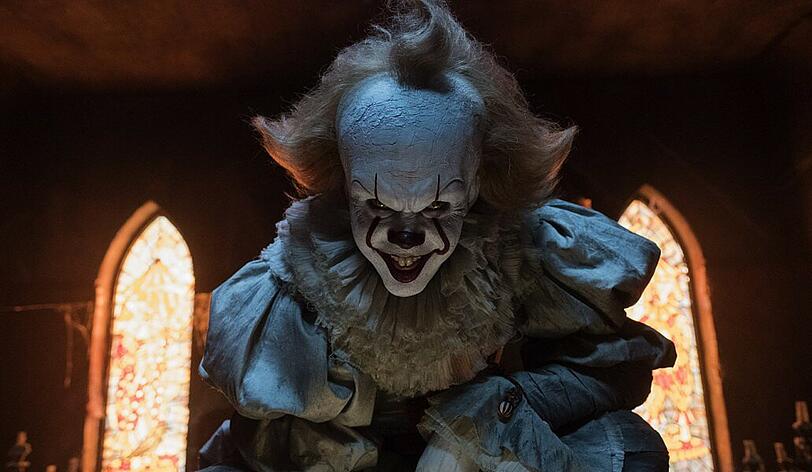 Der Starttermin für das zweite Kapitel von "Es" steht: Pennywise (Bill Skarsgaard) kehrt im Herbst 2019 in die Kinos zurück.