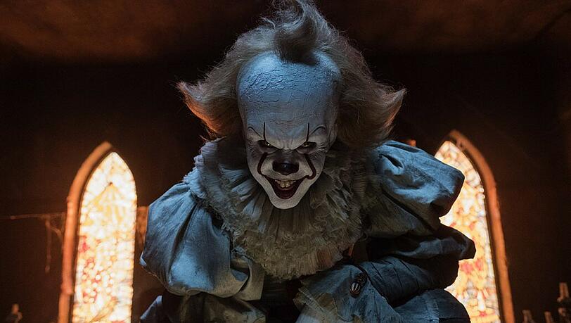 Der Starttermin für das zweite Kapitel von "Es" steht: Pennywise (Bill Skarsgaard) kehrt im Herbst 2019 in die Kinos zurück.