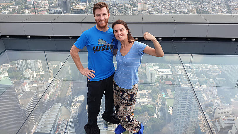 Carolina und Patrick Meyer auf dem Glasboden des Mahanakhon Skywalk in Bangkok.