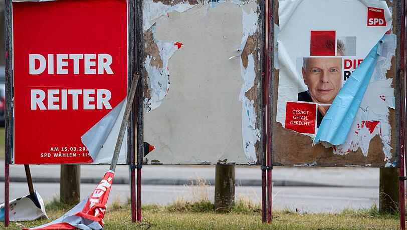 Auch ein zerstörtes Wahlplakat der SPD steht an einem Straßenrand in München. Auch ein zerstörtes Wahlplakat der SPD steht an einem Straßenrand in München.