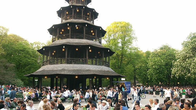 Am Chinesischen Turm brach am Samstag ein Feuer aus. Am Chinesischen Turm brach am Samstag ein Feuer aus.