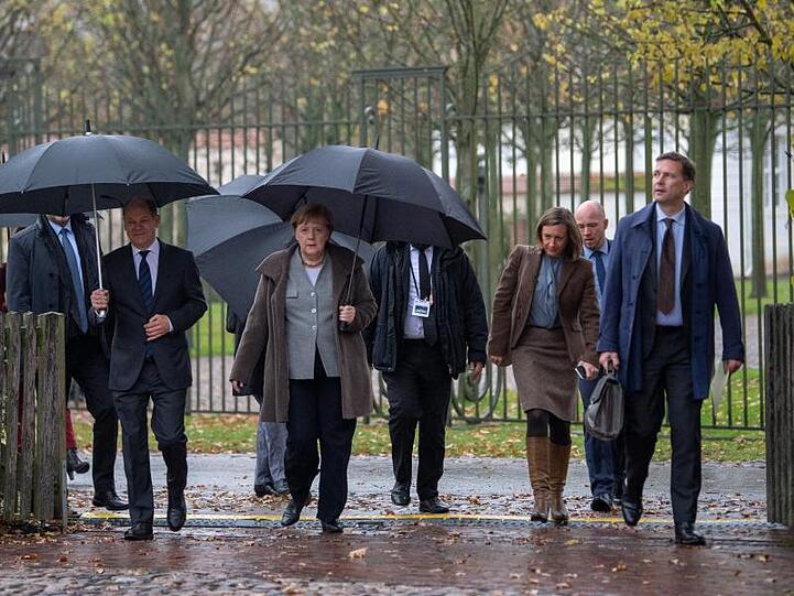 Das Bundeskabinett in Schloss Meseberg: Unter bestimmten Bedingungen haben Bundesminister bereits nach zwei Jahren Pensionsansprüche.