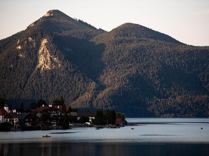 Boote fahren auf dem Walchensee. Foto: Lino Mirgeler/Archivbild