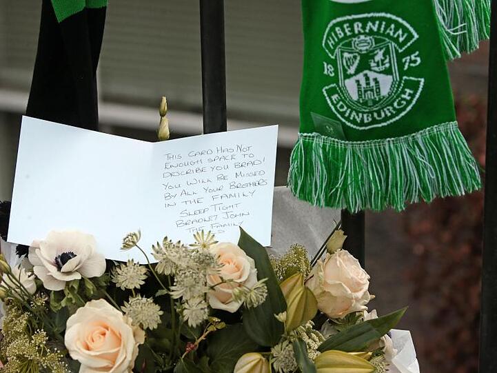 Blumen und eine Karte am Tatort erinnern an Bradley Welsh.
