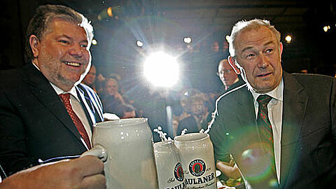 Großkopferte im Scheinwerferlicht: SPD-Chef Kurt Beck genießt die Bestrahlung, Ministerpräsident Günther Beckstein scheint sich nach einer Sonnenbrille zu sehnen.