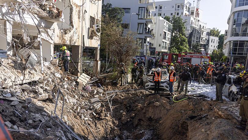 In Israel schlagen weiterhin aus dem Iran abgefeuerte Raketen ein.